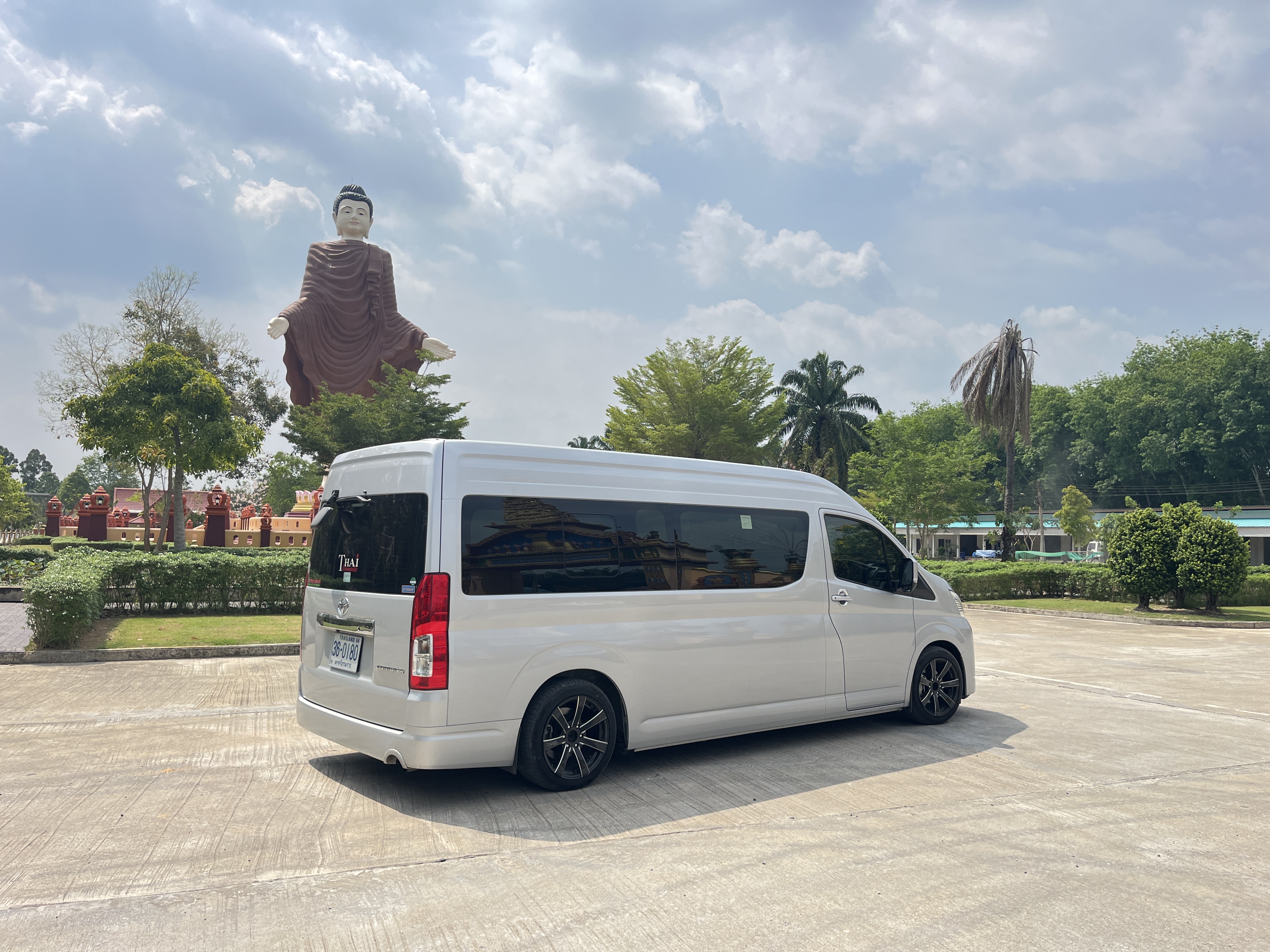 บริการรถตู้เช่านครศรีธรรมราช พร้อมคนขับมืออาชีพ สะดวก ปลอดภัย เดินทางมั่นใจทั่วเมืองคอน ทั้งท่องเที่ยว รับส่งสนามบิน และบริการแบบ VIP